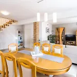 펜션 Cozy Nature House By Domljan Family 오미스